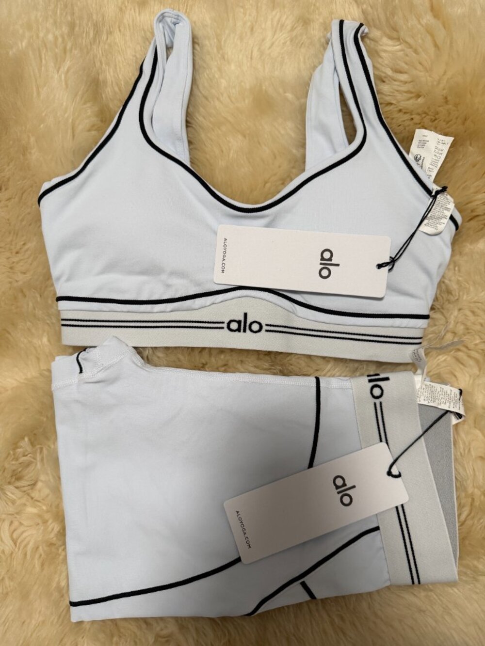 ALO Yoga Set Airbrush Heart Throb Bra With Legging Size Small - Picture 6 of 7